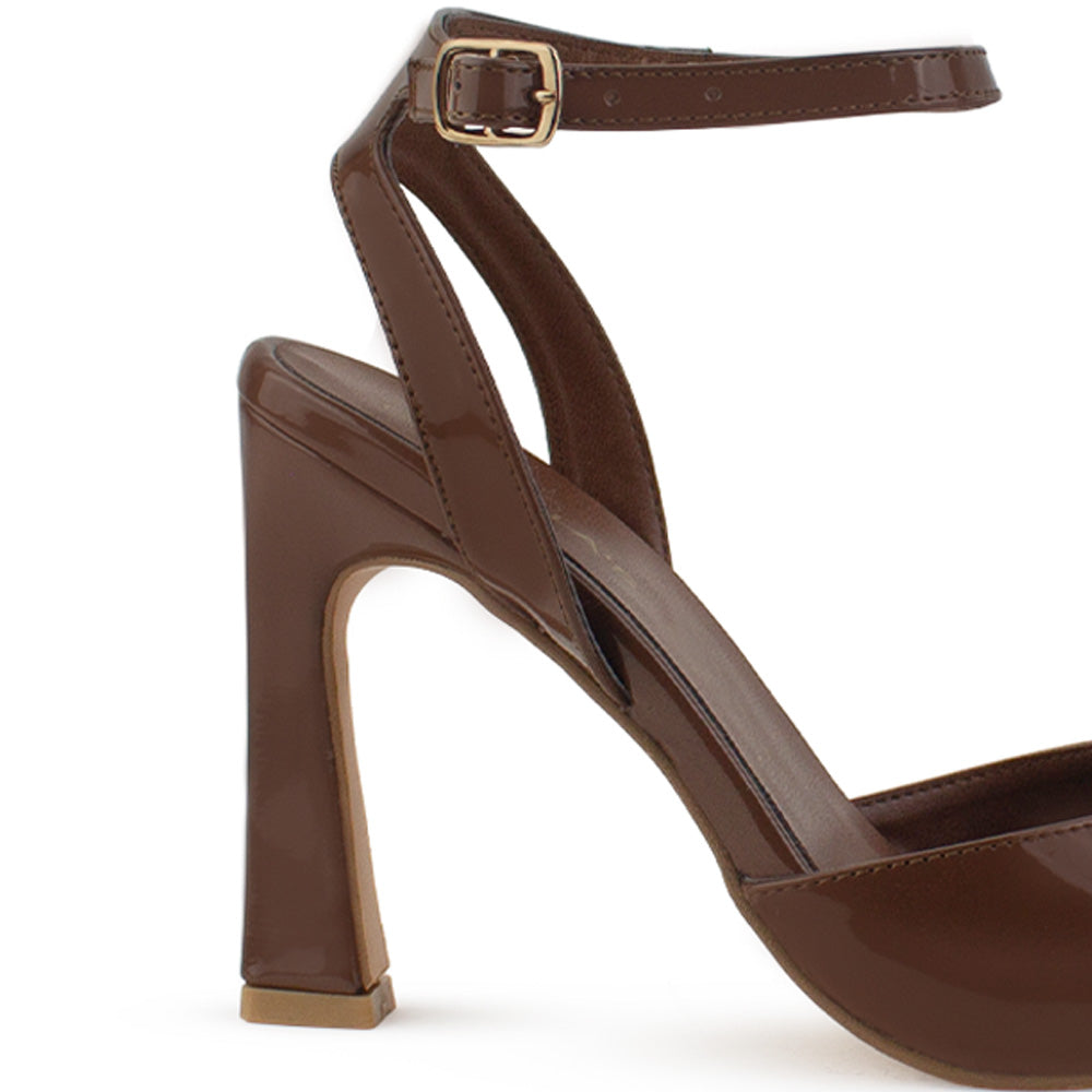 Vista trasera de tacón escultural de 10cm en zapatilla café para mujer con pulsera