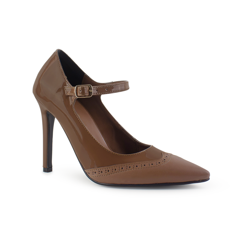 Vista diagonal de zapatilla cafe con tacon delagdo de 10cm y pulsera para mujer