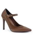 Vista diagonal de zapatilla cafe con tacon delagdo de 10cm y pulsera para mujer
