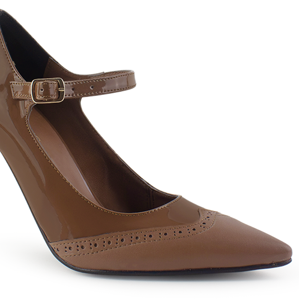 Vista a detalle de stiletto cafe para mujer con pulsera