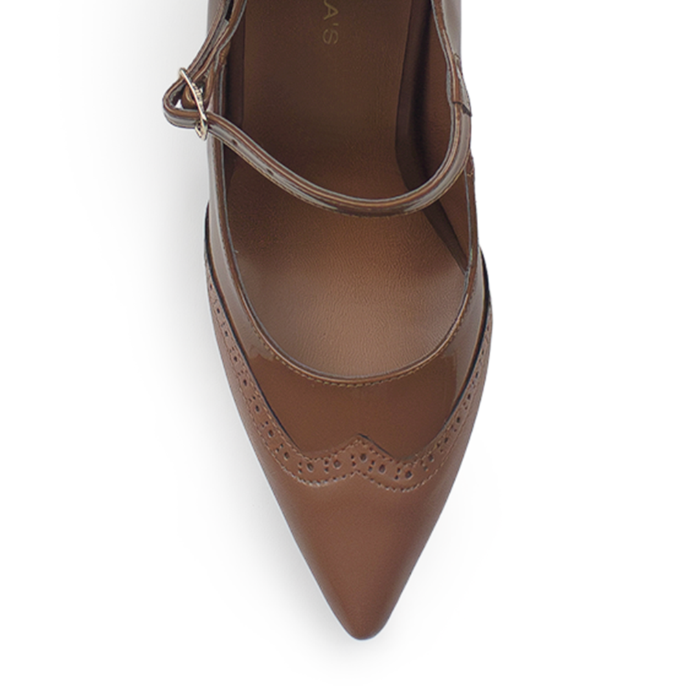 Vista de material charol en zapatilla stiletto color cafe para mujer