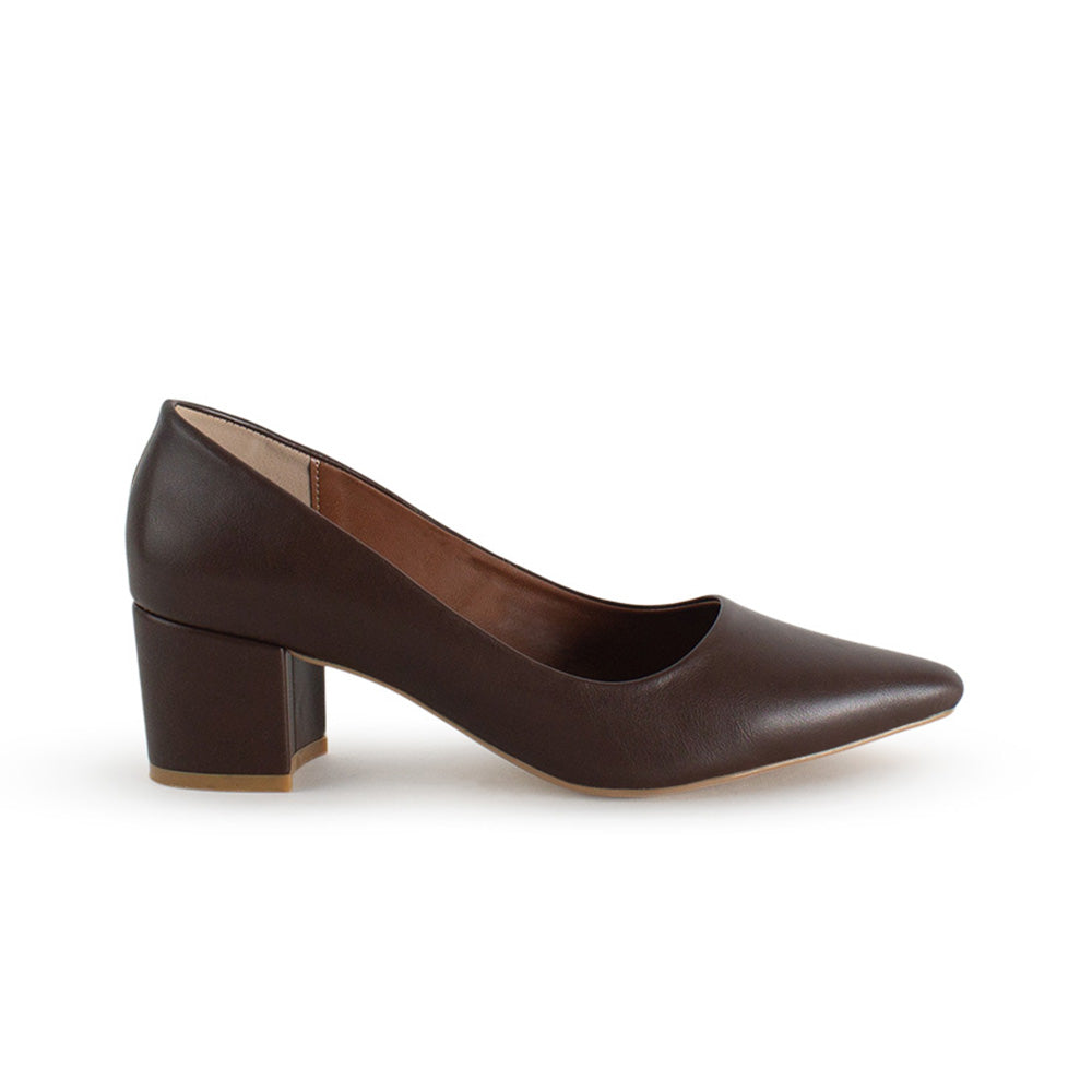 Vista lateral de zapatilla café puntal con tacón bajo 5cm para mujer