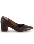Vista lateral de zapatilla café puntal con tacón bajo 5cm para mujer