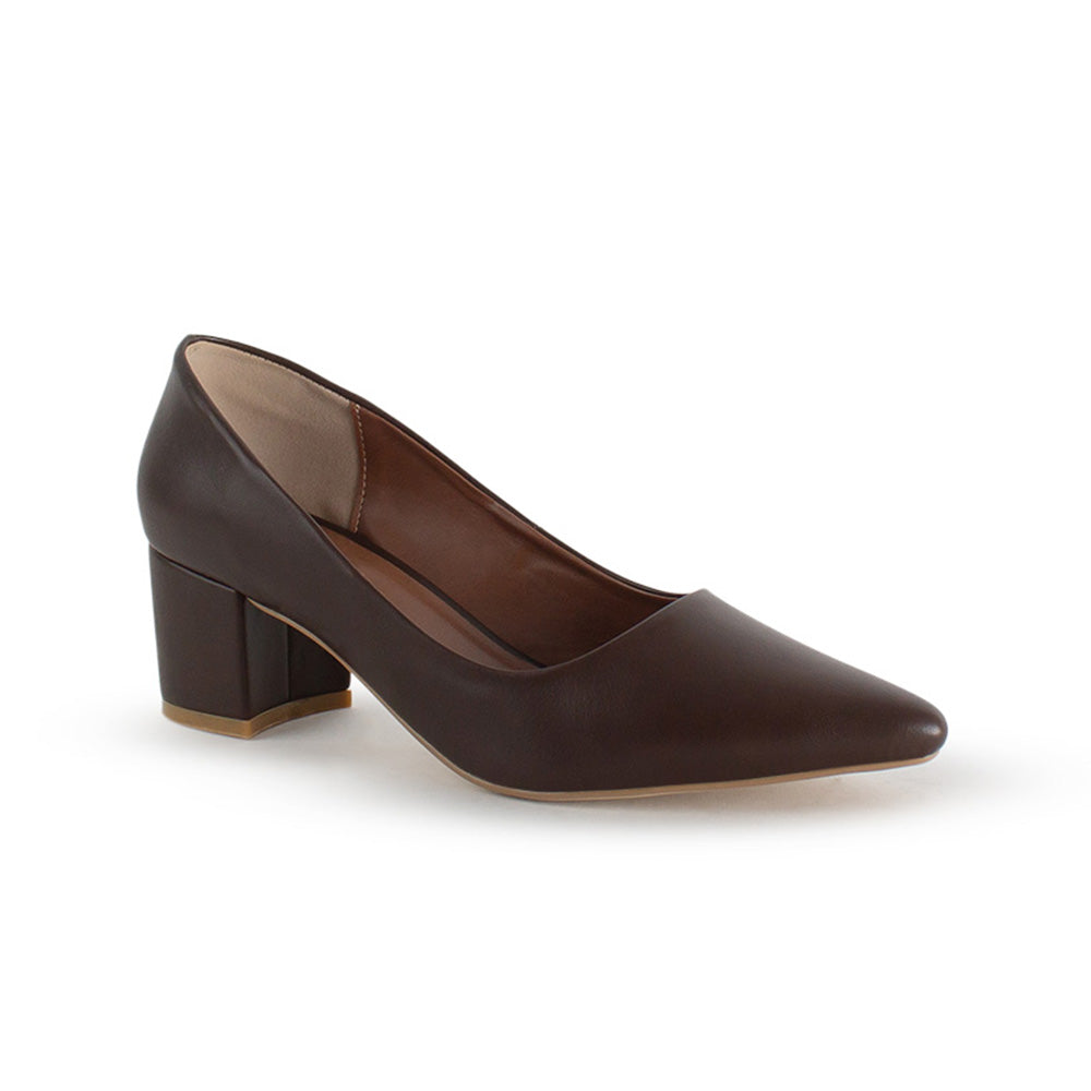 Vista diagonal de zapatilla café para mujer tipo stiletto con tacón bajo de 5cm