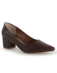 Vista diagonal de zapatilla café para mujer tipo stiletto con tacón bajo de 5cm