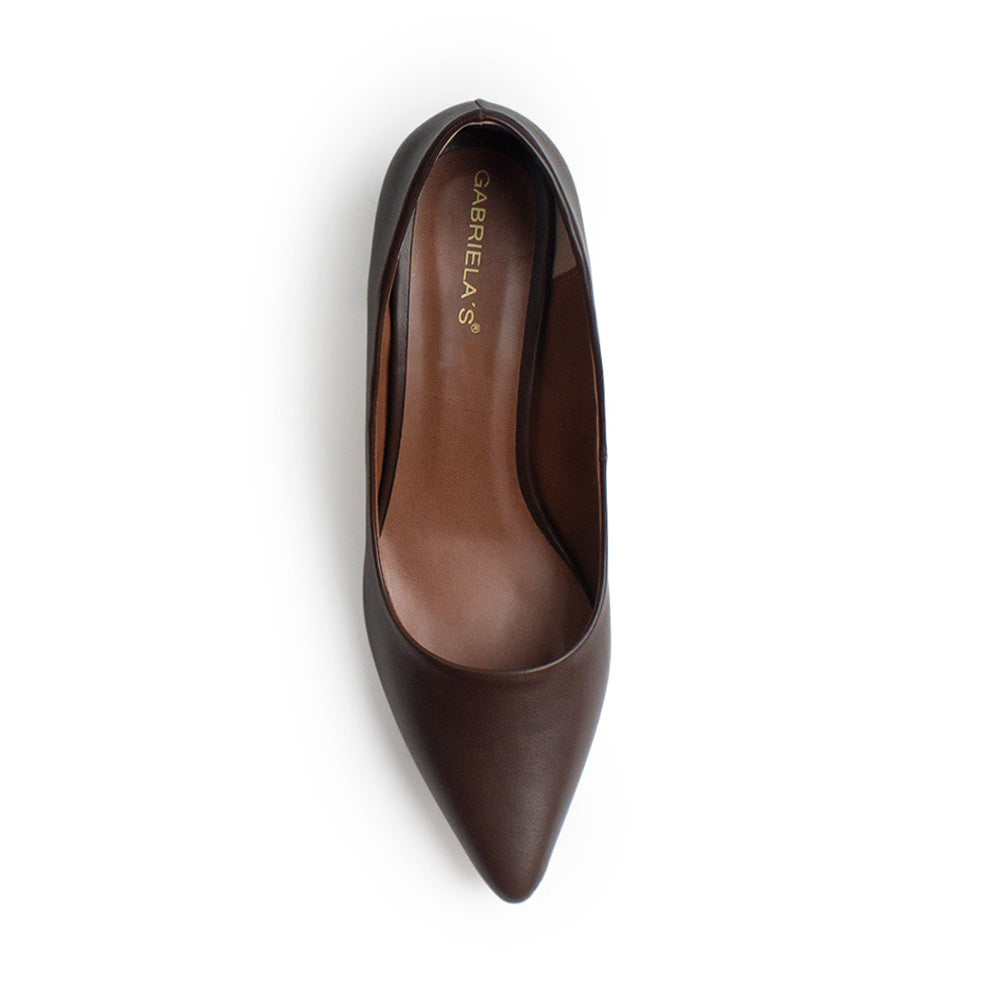 Vista superior de zapatilla tipo stiletto para mujer en color cafe