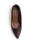 Vista superior de zapatilla tipo stiletto para mujer en color cafe