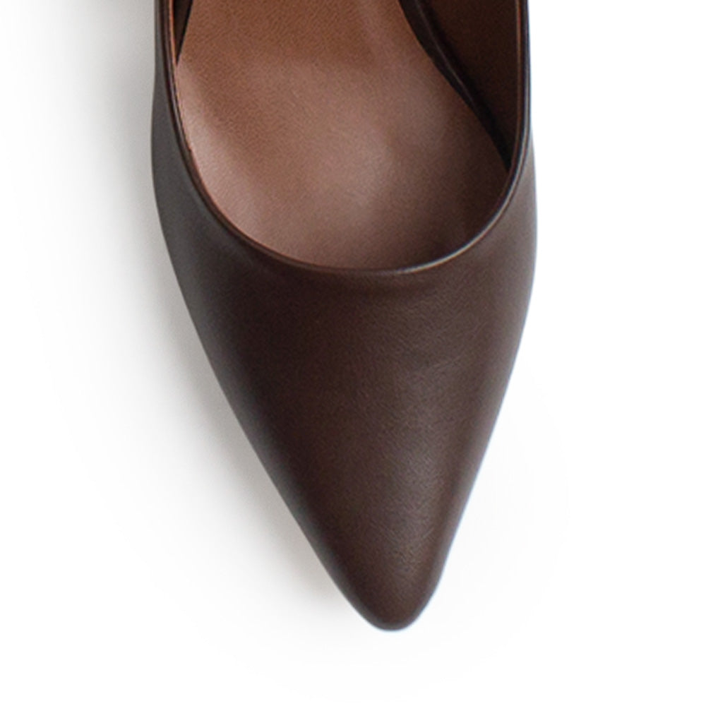 Vista de material cabra sintético en zapatilla café tipo stiletto para mujer 