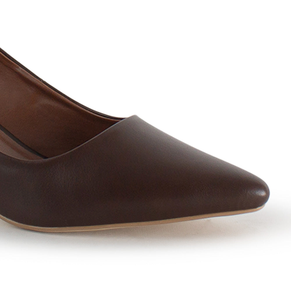 Vista a detalle de zapatilla puntal tipo stiletto para mujer en color cafe 