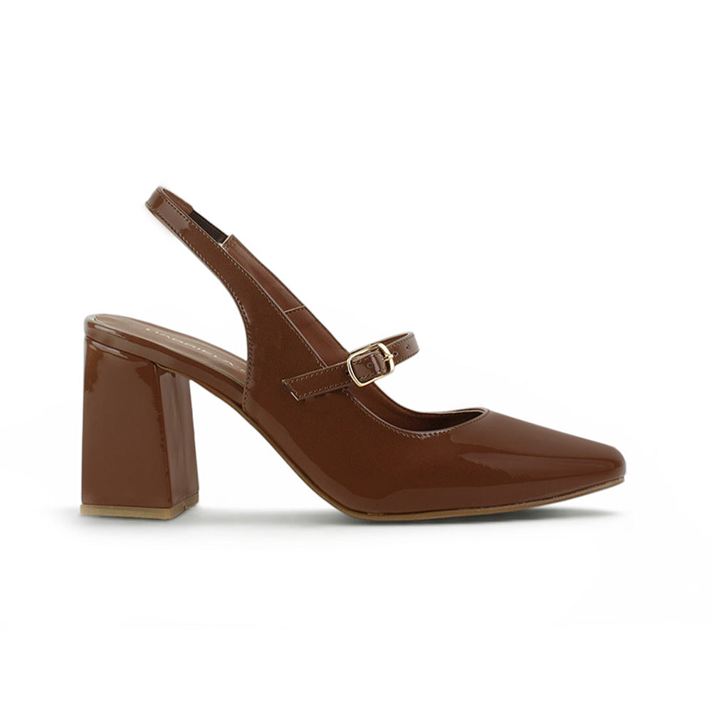 vista lateral de zapatillas cafés para dama con tacón medio de 8cm pulsera y talón descubierto