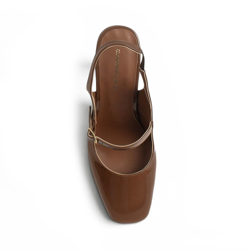 vista superior de zapatillas cafés con talón descubierto y pulsera al frente para dama