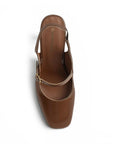 vista superior de zapatillas cafés con talón descubierto y pulsera al frente para dama