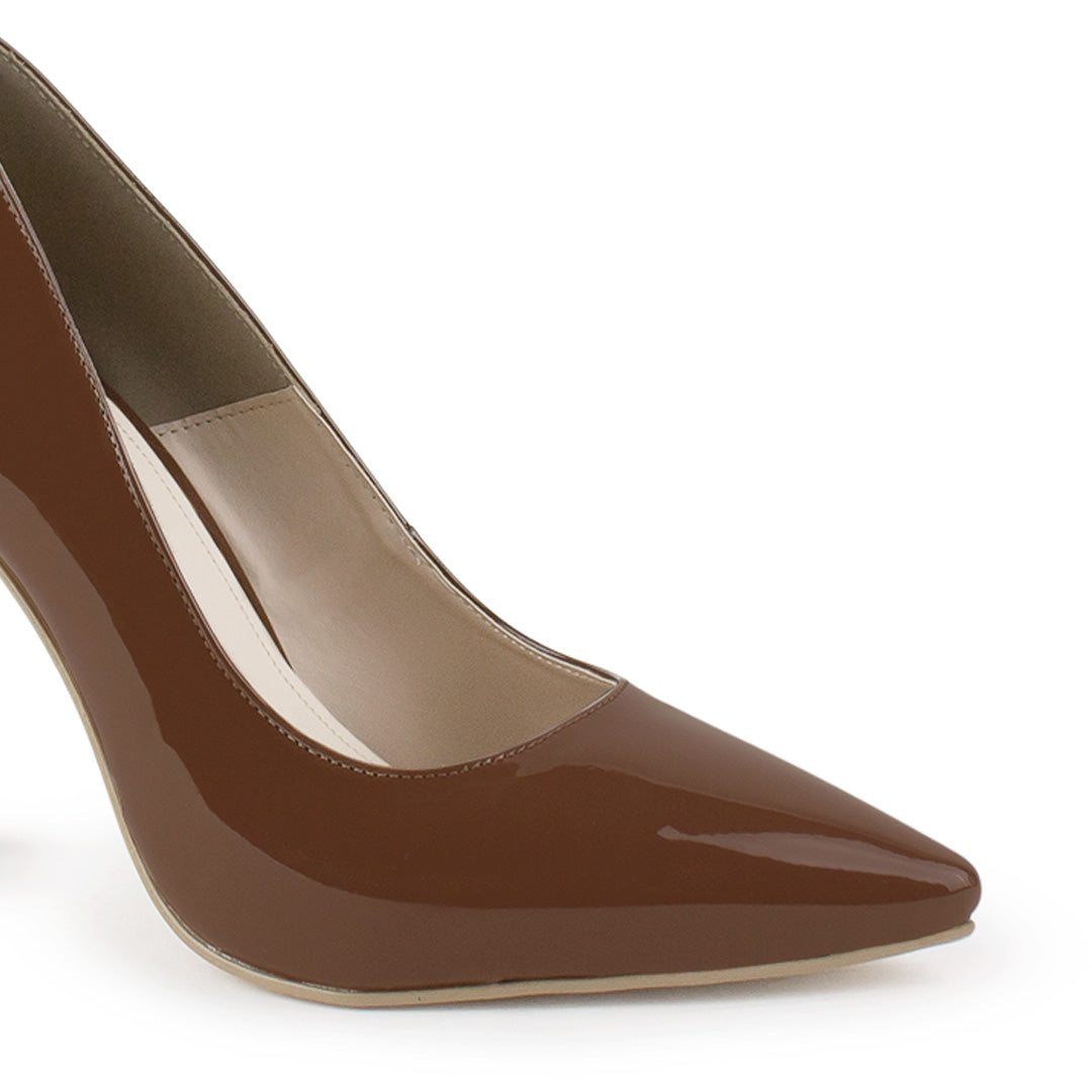 Vista a detalle de zapatilla puntal tipo stiletto para mujer cafe 