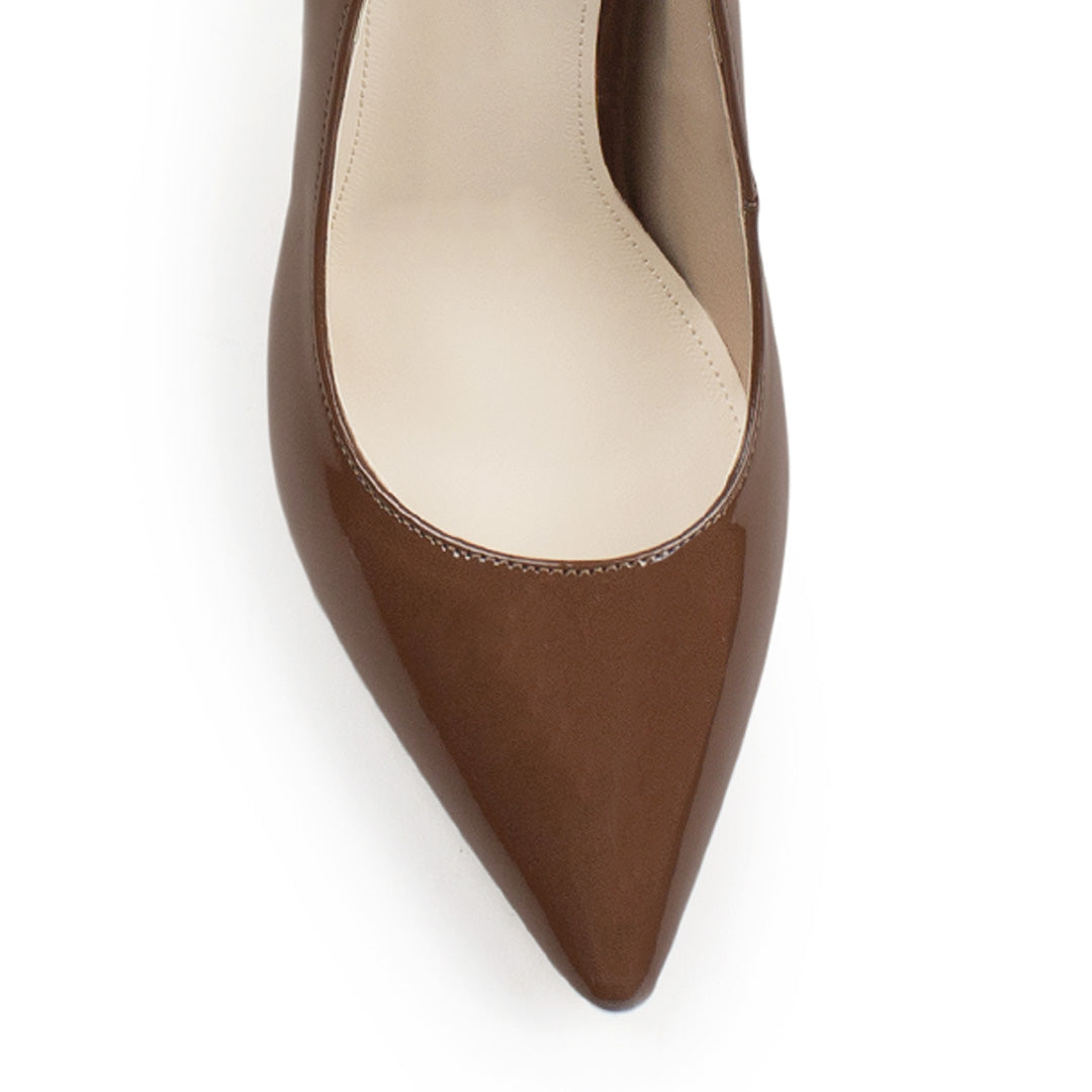 Vista de material charol en zapatilla tipo stiletto para mujer en color cafe