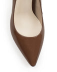 Vista de material charol en zapatilla tipo stiletto para mujer en color cafe
