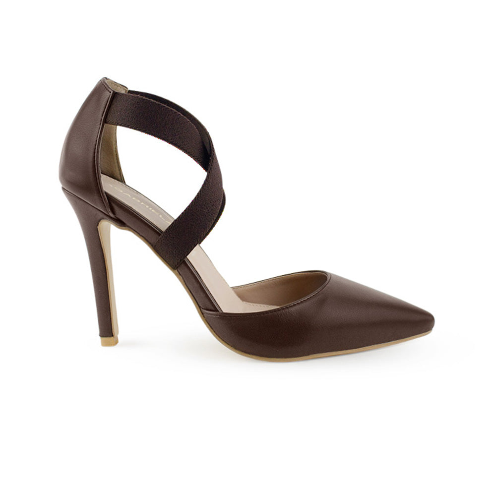 Vista lateral de zapatilla cafe con tacon delgado para mujer