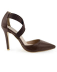 Vista lateral de zapatilla cafe con tacon delgado para mujer