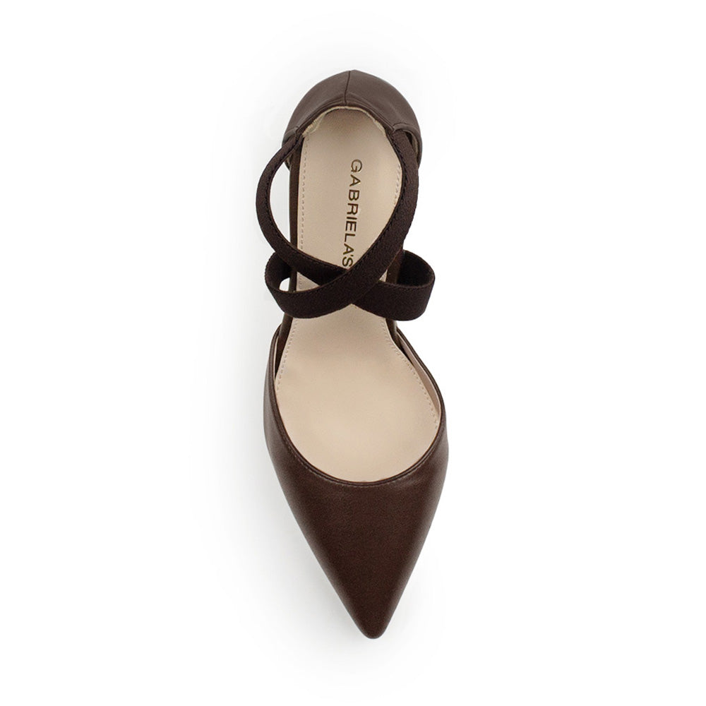 vista superior de zapatilla cafe para mujer con tiras cruzadas de elastico