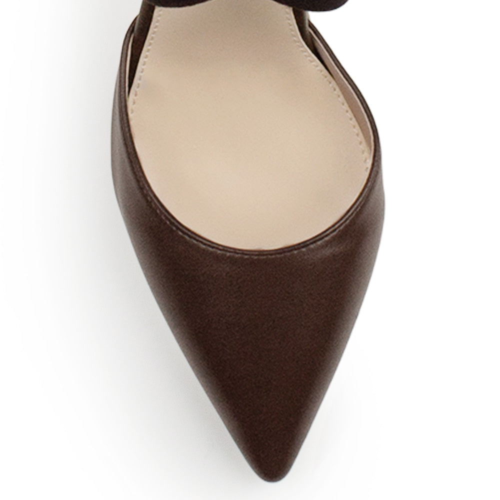 Detalle de material sintetico de zapatilla cafe para mujer