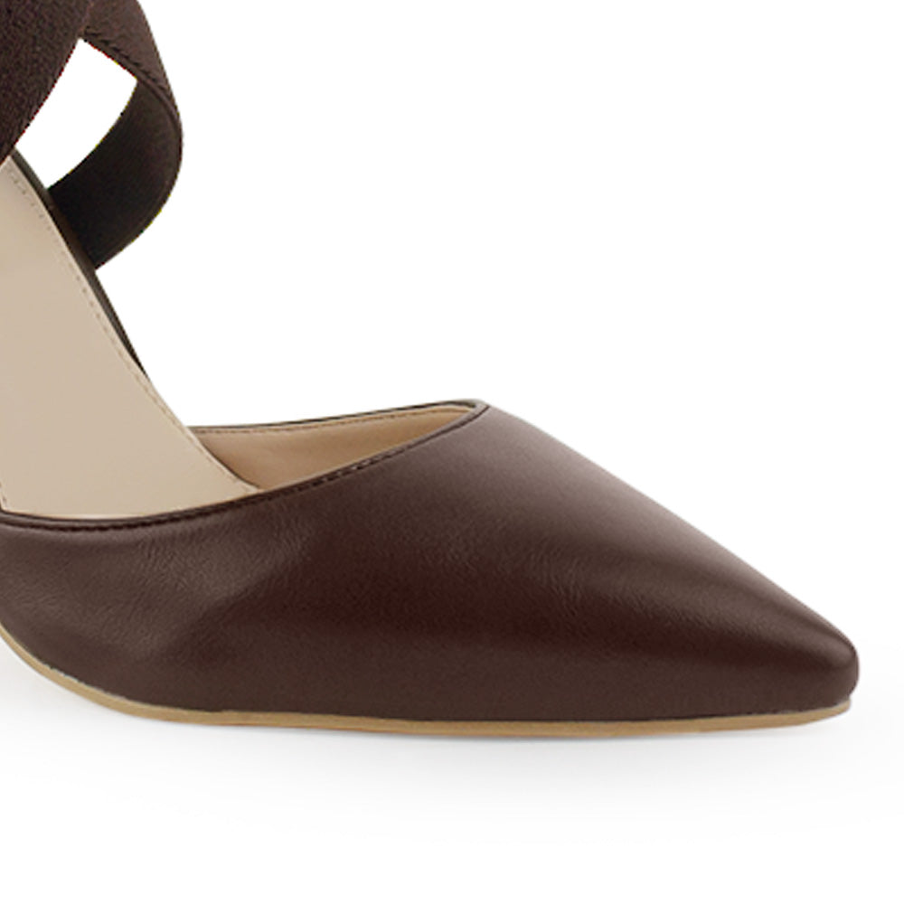 Detalle de zapatilla cafe para mujer