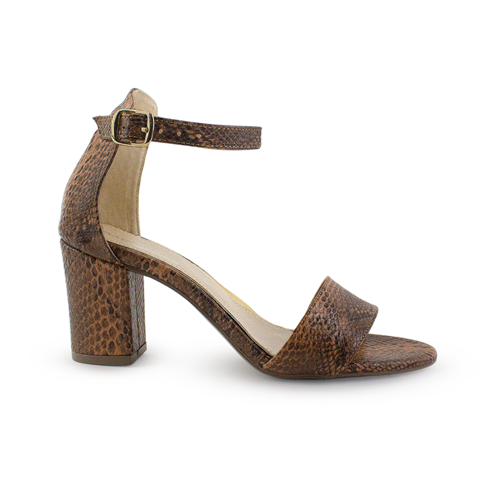 Vista lateral de zapatilla café para mujer con pulsera y tacón bajo