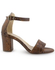 Vista lateral de zapatilla café para mujer con pulsera y tacón bajo