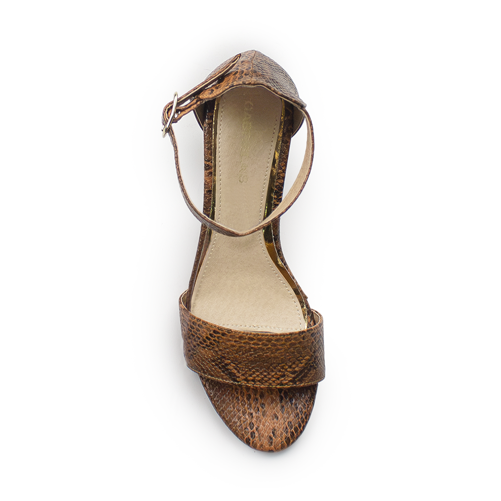 Vista superior de zapatilla con pulsera para mujer en color café
