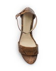 Vista superior de zapatilla con pulsera para mujer en color café