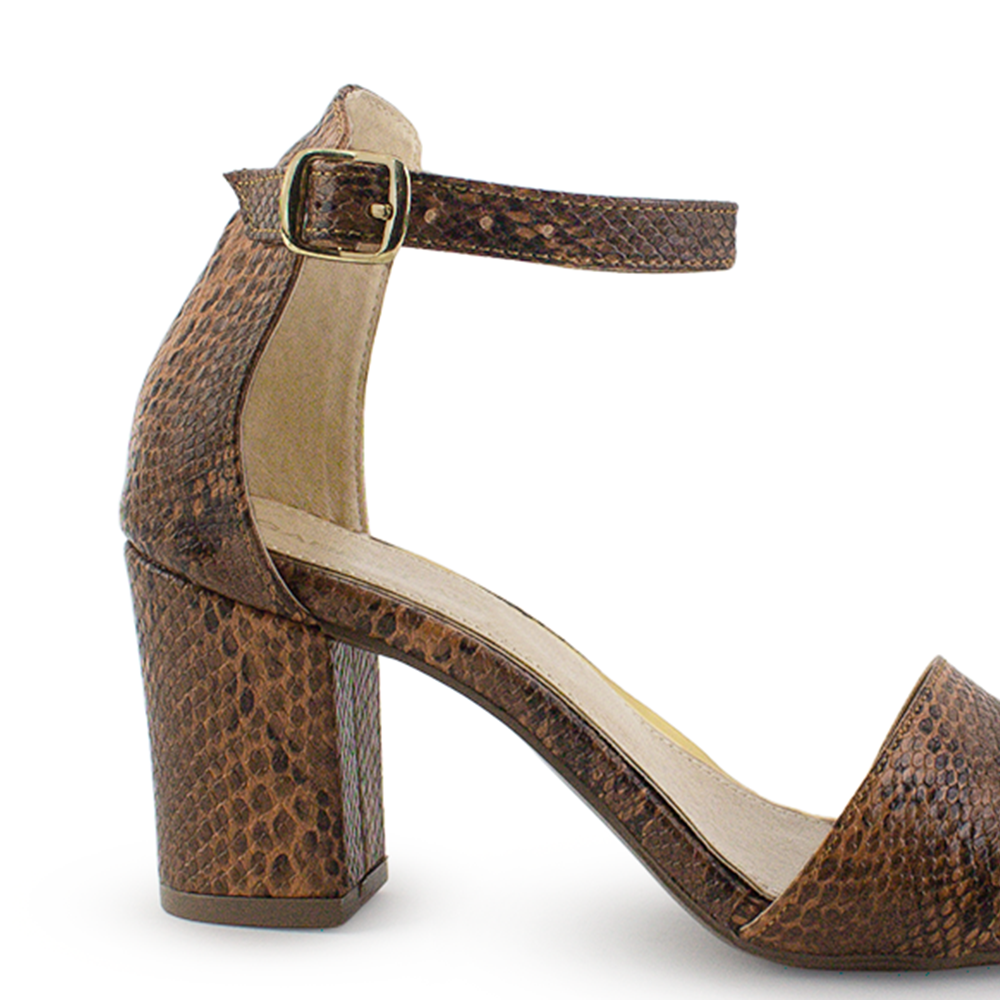 Vista trasera de tacón bajo 7cm en zapatilla café para mujer con pulsera