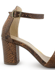 Vista trasera de tacón bajo 7cm en zapatilla café para mujer con pulsera