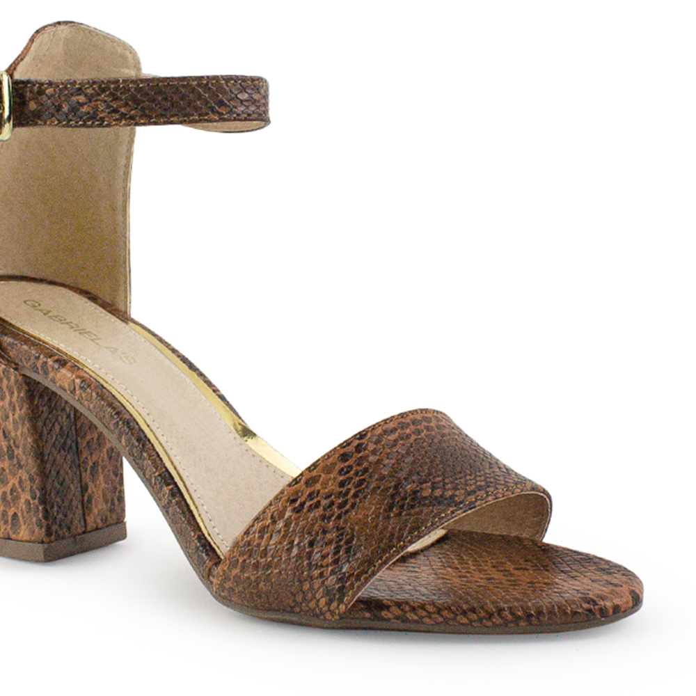 Vista a detalle de zapatilla para mujer con pulsera y tacón bajo 7cm en color café 