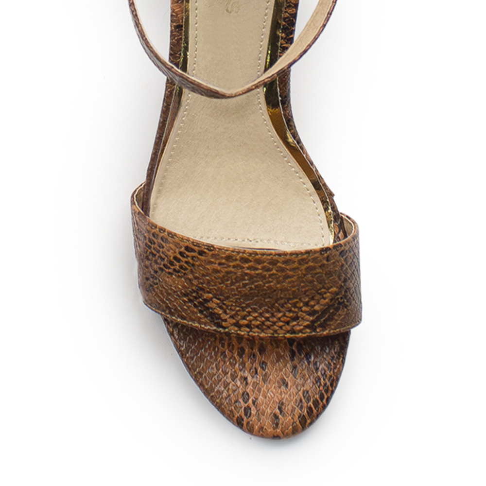 Vista de material sintético en zapatilla café para mujer con tacón bajo 7cm y pulsera