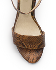 Vista de material sintético en zapatilla café para mujer con tacón bajo 7cm y pulsera