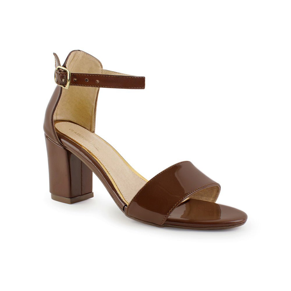 Vista diagonal de zapatilla café en acabado charol para mujer con pulsera y tacón bajo