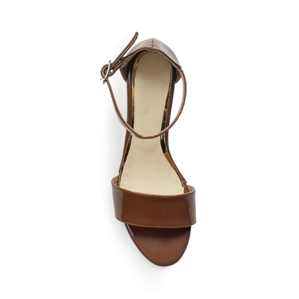 Vista superior de zapatilla con pulsera para mujer en color café charol