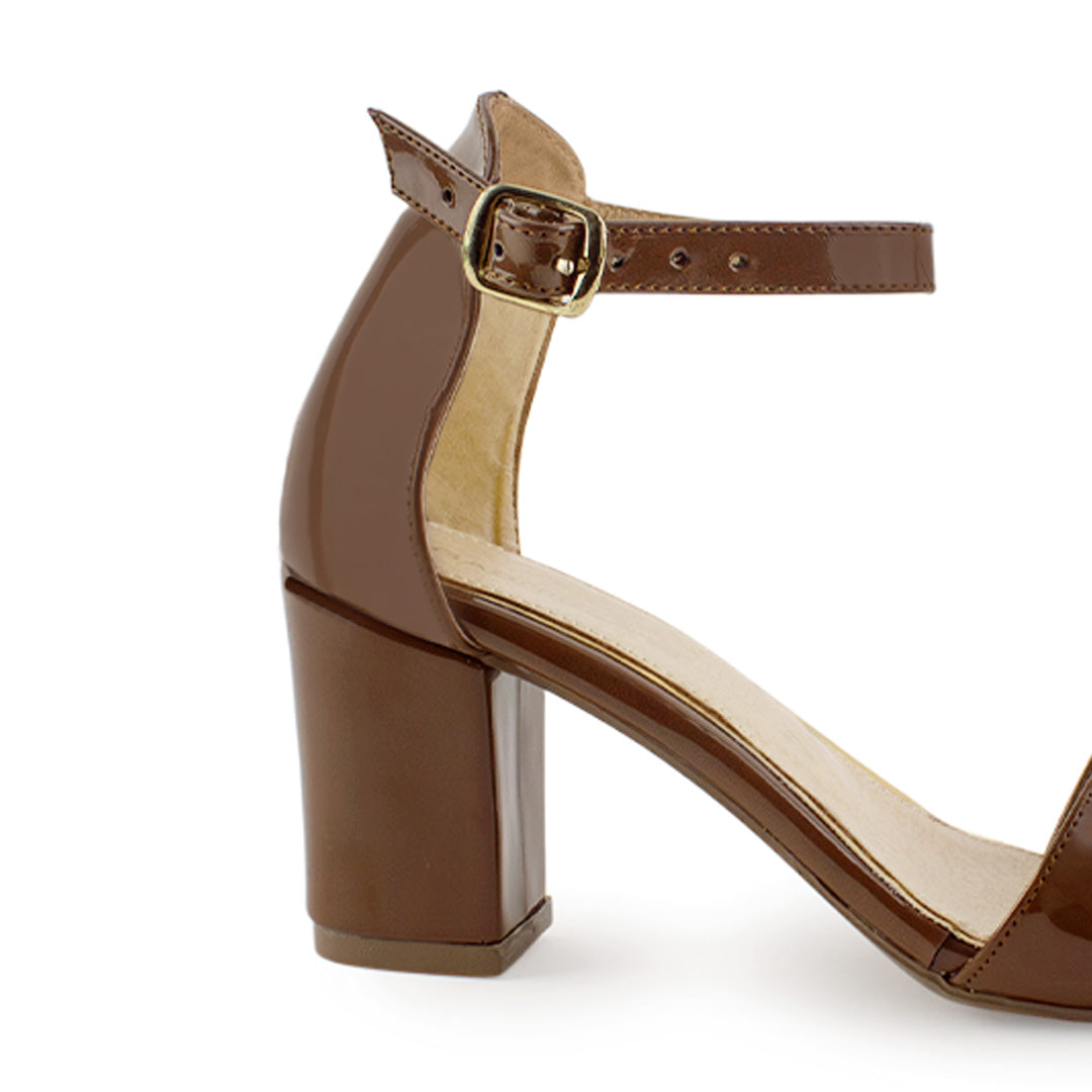 Vista trasera de tacón bajo 7cm en zapatilla café en acabado charol para mujer con pulsera