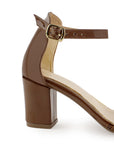 Vista trasera de tacón bajo 7cm en zapatilla café en acabado charol para mujer con pulsera