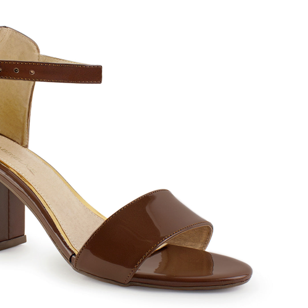 Vista a detalle de zapatilla para mujer con pulsera y tacón bajo 7cm en color café charol