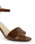 Vista a detalle de zapatilla para mujer con pulsera y tacón bajo 7cm en color café charol