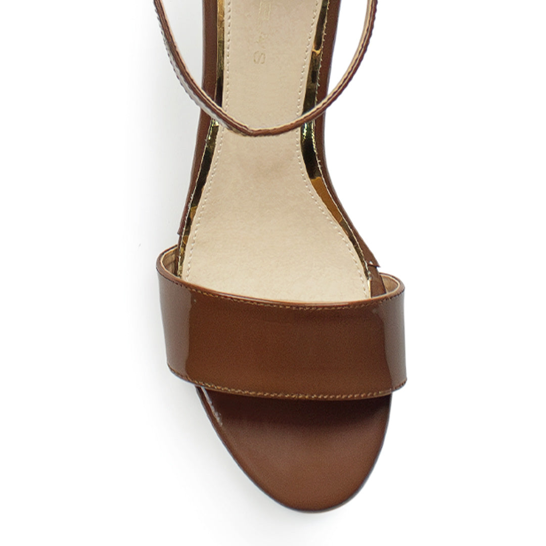 Vista de material charol en zapatilla café para mujer con tacón bajo 7cm y pulsera