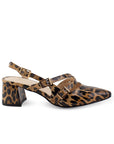 Vista lateral de zapatilla café con negro para mujer puntal con tiras cruzadas y tacón bajo 6cm