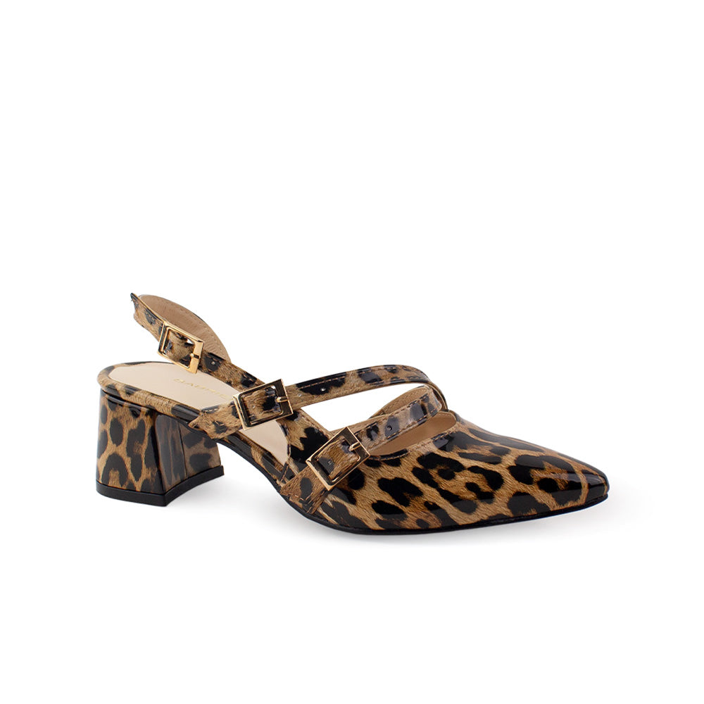 Vista diagonal de zapatilla café con negro puntal con tacón bajo 6 cm y tiras cruzadas para mujer