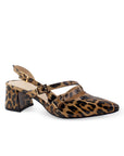 Vista diagonal de zapatilla café con negro puntal con tacón bajo 6 cm y tiras cruzadas para mujer