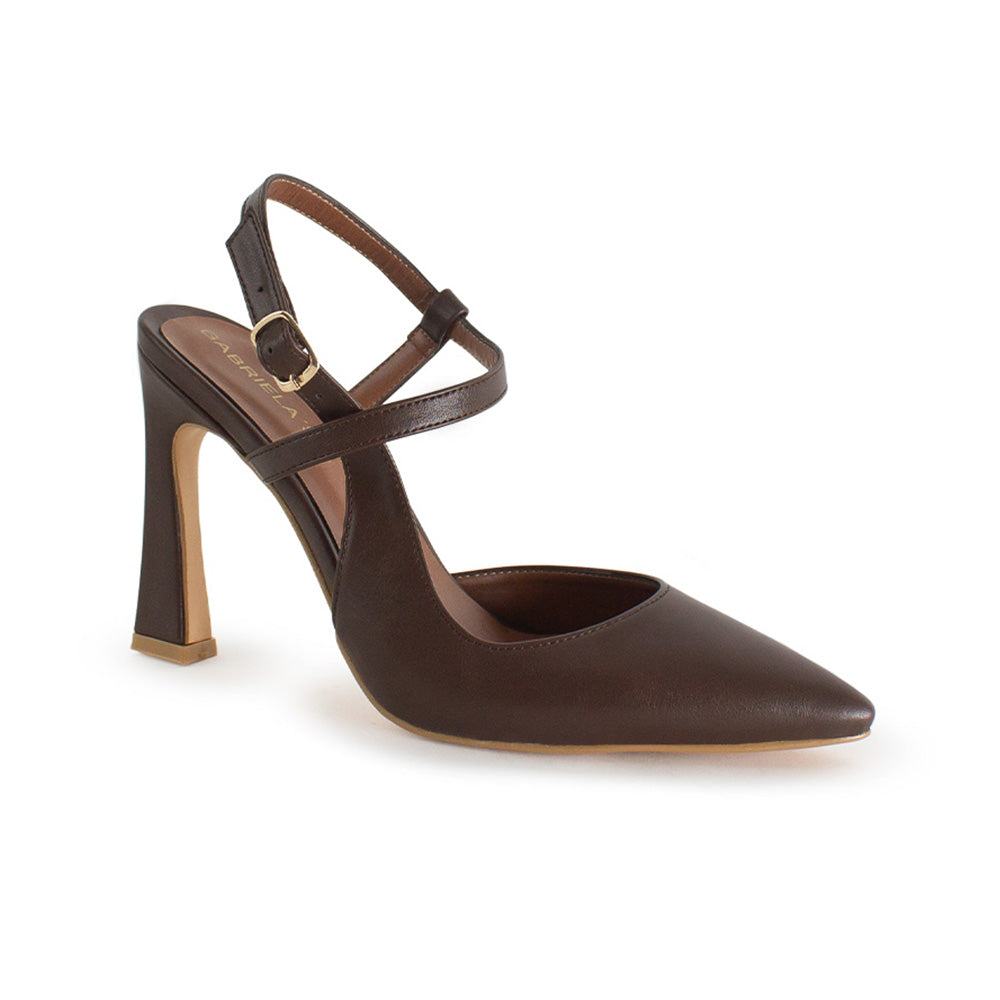 Vista diagonal de zapatilla café puntal para mujer con tacón de 10cm