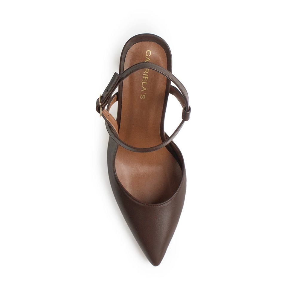 Vista superior de zapatilla café puntal para mujer