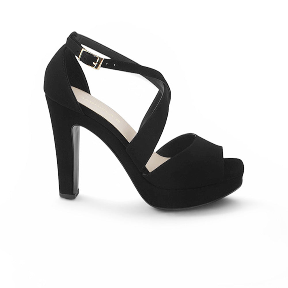 vista lateral de zapatillas negras con tacon para mujer