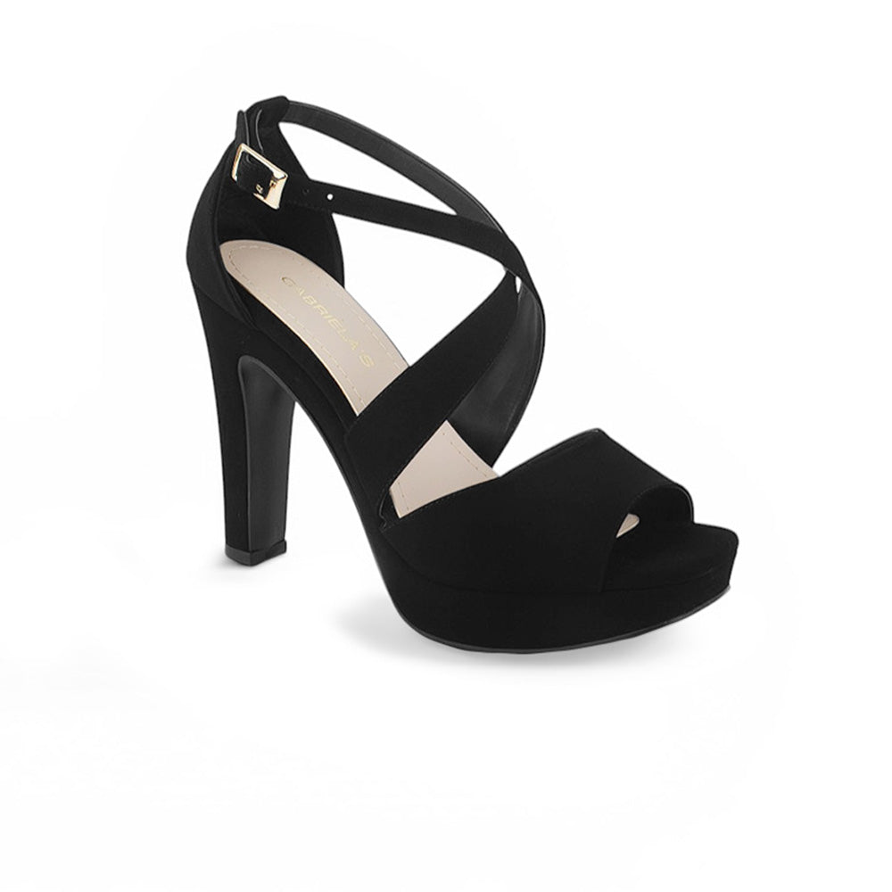 vista diagonal de zapatillas negras de mujer con tiras cruzadas
