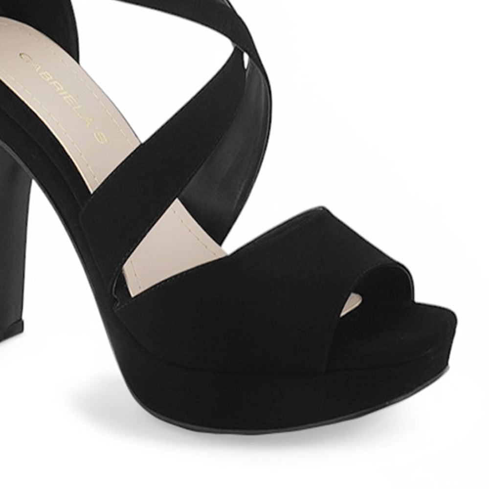 detalle del material buck en zapatilla negra de mujer