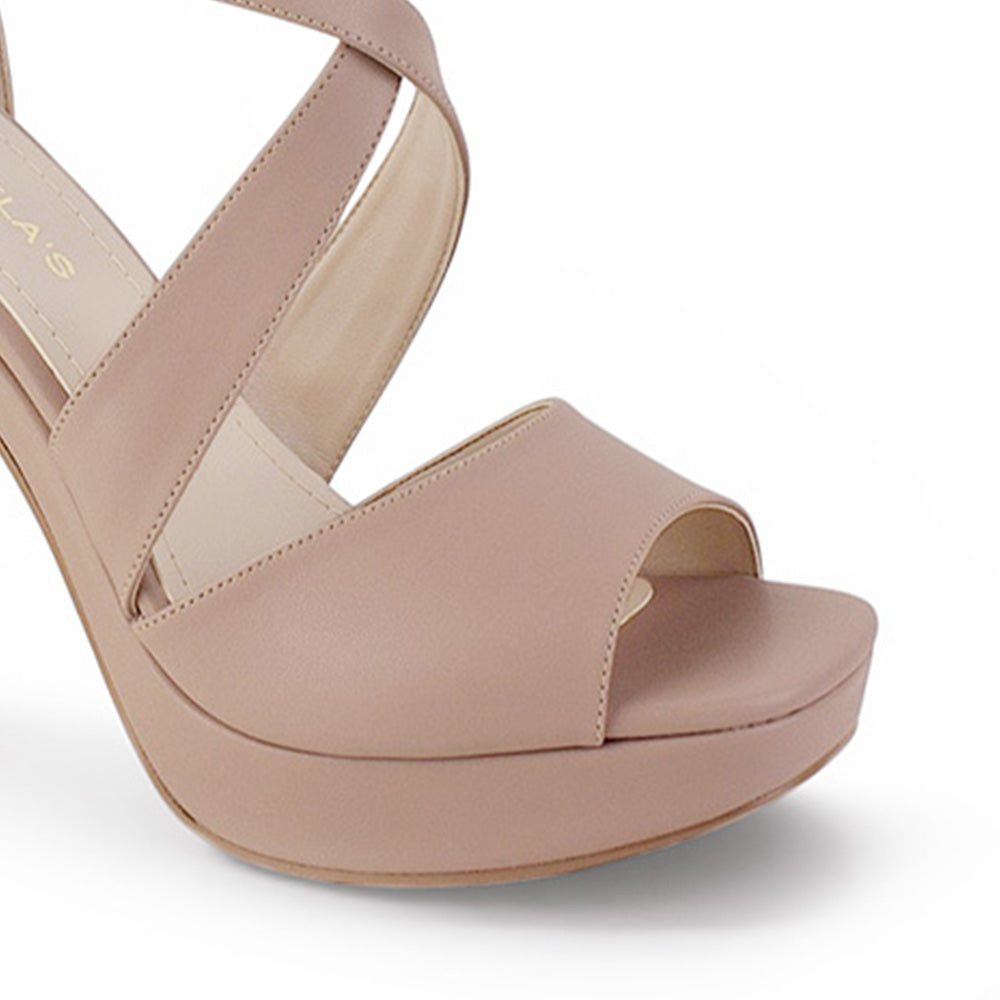detalle del material sintetico en zapatilla maquillaje de mujer
