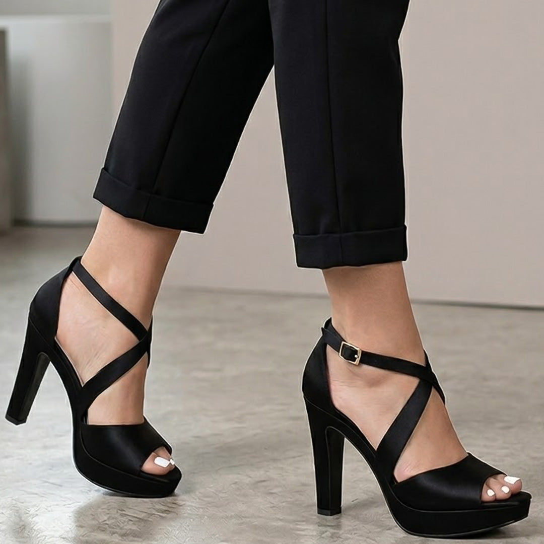 Zapatillas negras de tacon con pulsera cruzada para mujer